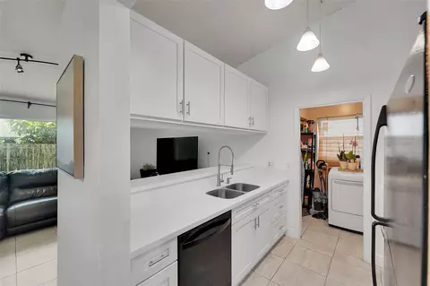 8350 NW 46th St, Lauderhill, FL 33351