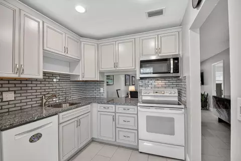 121 Lake Meryl, West Palm Beach, FL 33411