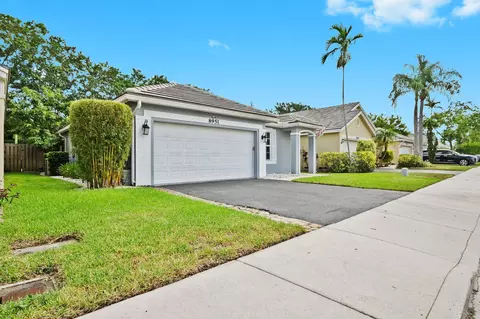 8951 Lake Park Cir N, Davie, FL 33328