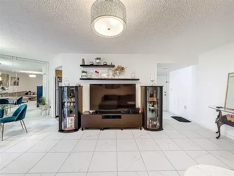 6555 W Broward #208, Plantation, FL 33317