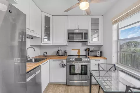 3000 NW 48th Ter #423, Lauderdale Lakes, FL 33313