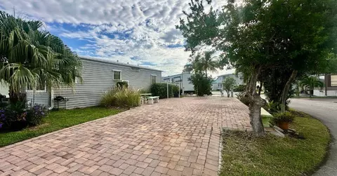 305 Nettles Blvd, Jensen Beach, FL 34957