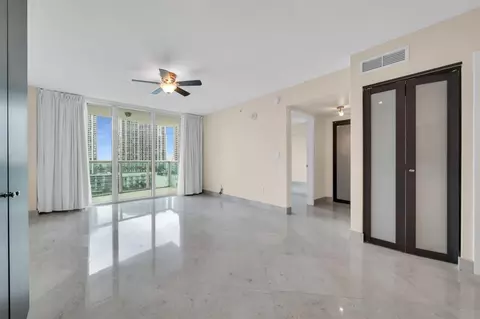31 SE 5 #1807, Miami, FL 33131