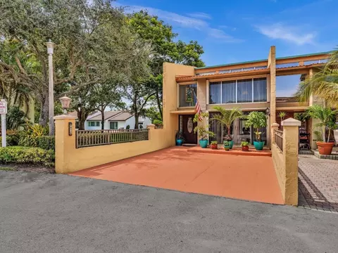 701 E Coco Plum #8, Plantation, FL 33324