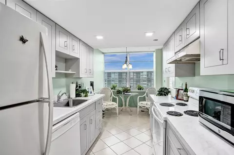 1100 Saint Charles Pl #612, Pembroke Pines, FL 33026