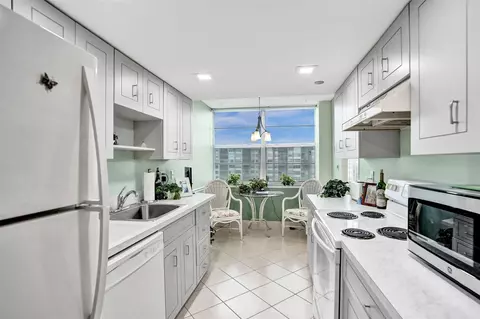 1100 Saint Charles Pl #612, Pembroke Pines, FL 33026