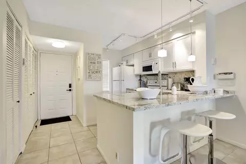 2230 N Cypress Bnd #306, Pompano Beach, FL 33069