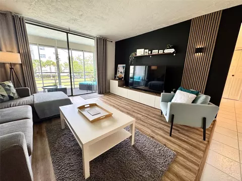 2811 Somerset Dr #206, Lauderdale Lakes, FL 33311