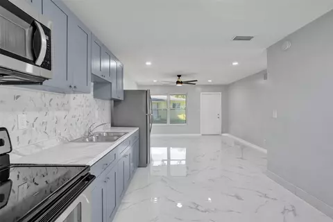 260 NE 41st St, Oakland Park, FL 33334