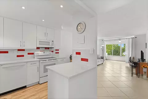 9660 Sunrise Lakes Blvd #208, Sunrise, FL 33322