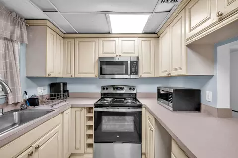 12025 W Greenway #104, Royal Palm Beach, FL 33411