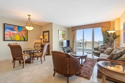 Living - 801 Brickell Key Blvd #2903, Miami, FL 33131 photo 3 of 5