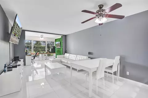 9235 Lagoon #207, Davie, FL 33324