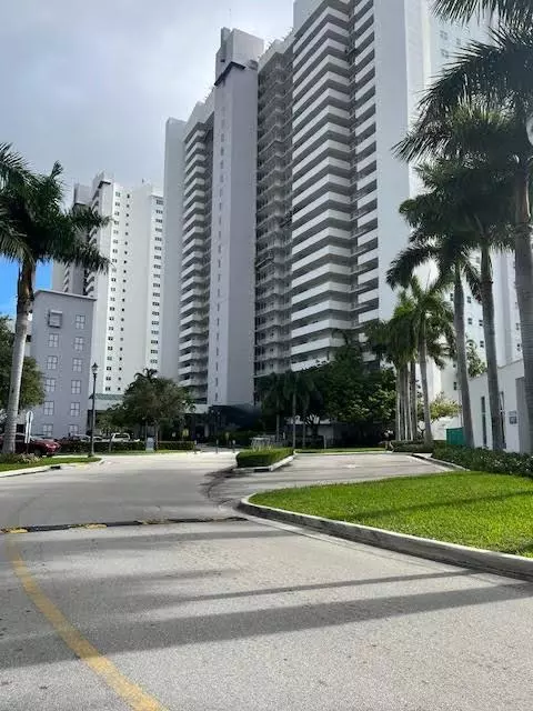 14951 Royal Oaks Ln #808, North Miami, FL 33181