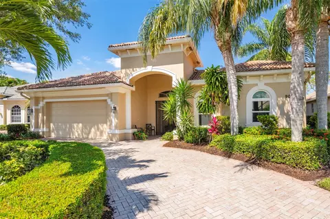 9005 One Putt Pl, Port Saint Lucie, FL 34986
