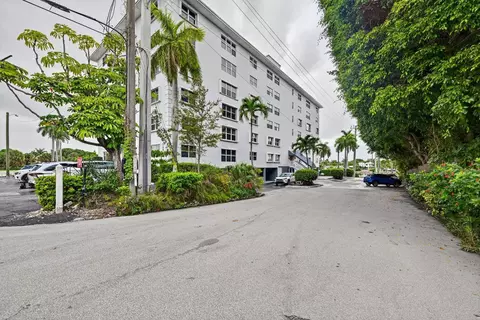 1881 Middle River Dr #301, Fort Lauderdale, FL 33305