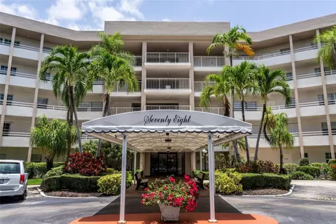 3960 Oaks Clubhouse Dr #312, Pompano Beach, FL 33069