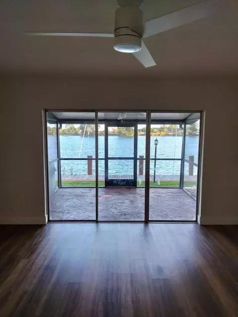 1100 Crystal Lake Dr #115, Pompano Beach, FL 33064