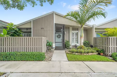 573 Woodgate Cir, Fort Lauderdale, FL 33326