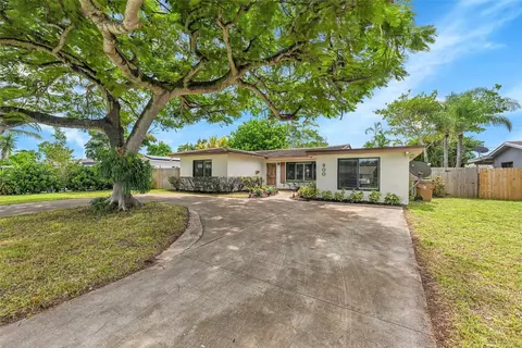 900 SE 13th Ct, Deerfield Beach, FL 33441