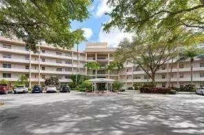 3800 Oaks Clubhouse Dr #110, Pompano Beach, FL 33069