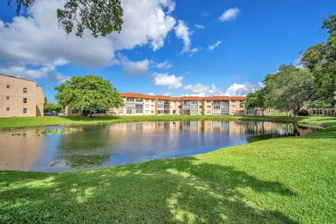 9301 Sunrise Lakes Blvd #207, Sunrise, FL 33322