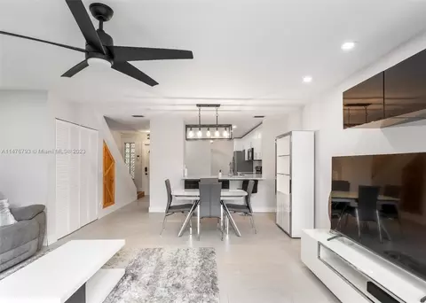 700 SE 14th #J, Fort Lauderdale, FL 33316