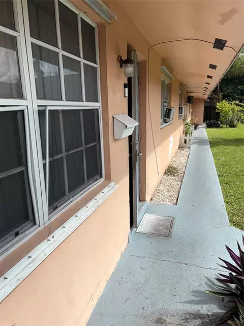 318 SW 2nd Ct, Pompano Beach, FL 33060