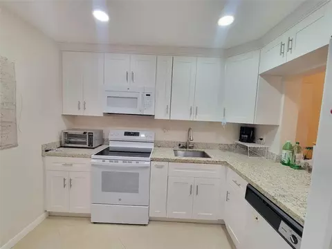 5945 Del Lago Cir #105, Sunrise, FL 33313