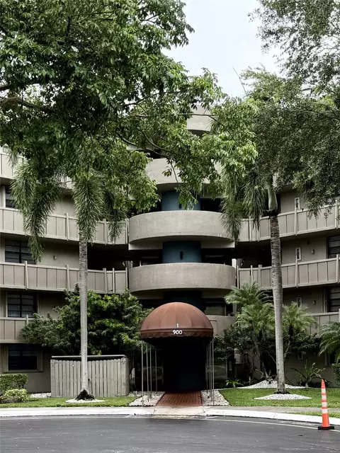 900 Colony Point Cir #121, Pembroke Pines, FL 33026