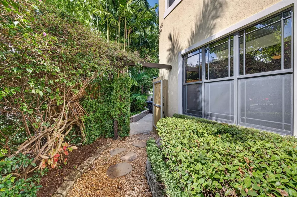 Exterior - 1747 NE 12th St #1747, Fort Lauderdale, FL 33304 photo 14 of 15