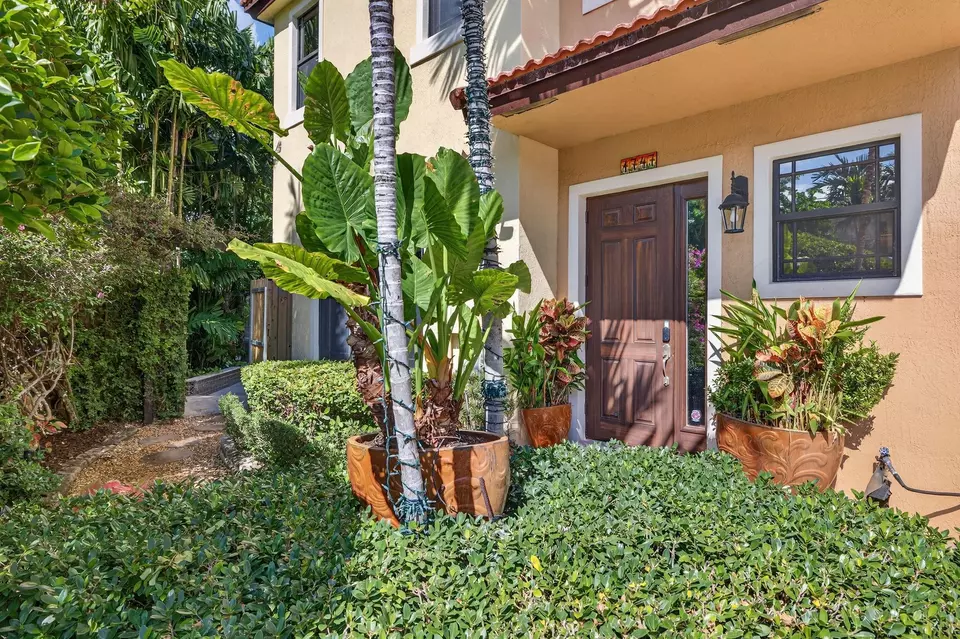 Exterior - 1747 NE 12th St #1747, Fort Lauderdale, FL 33304 photo 2 of 15