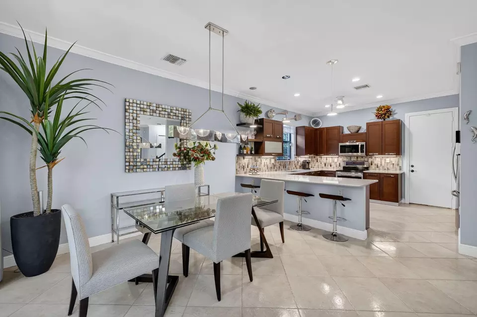 Dining - 1747 NE 12th St #1747, Fort Lauderdale, FL 33304 photo 2 of 2