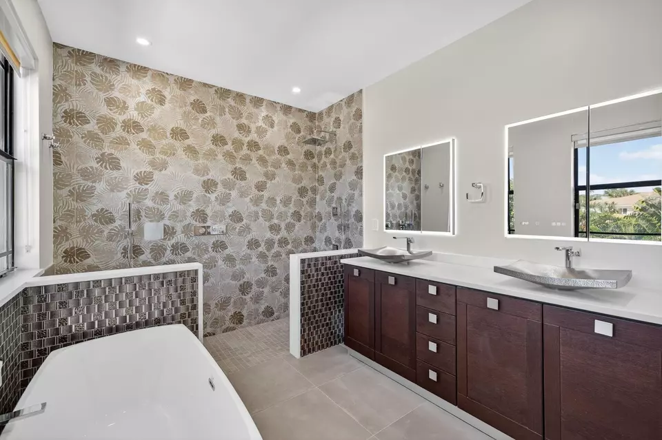 Bath - 1747 NE 12th St #1747, Fort Lauderdale, FL 33304 photo 3 of 7