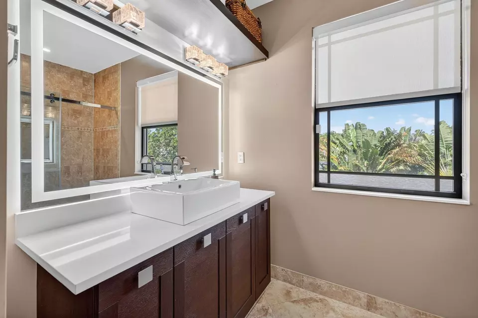 Bath - 1747 NE 12th St #1747, Fort Lauderdale, FL 33304 photo 5 of 7