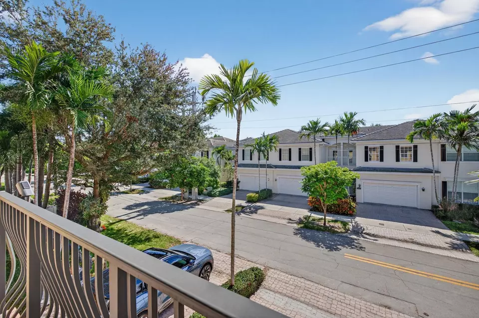 Exterior - 1747 NE 12th St #1747, Fort Lauderdale, FL 33304 photo 3 of 15