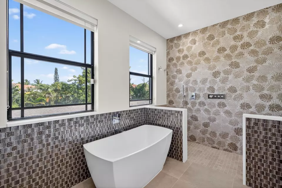 Bath - 1747 NE 12th St #1747, Fort Lauderdale, FL 33304 photo 2 of 7
