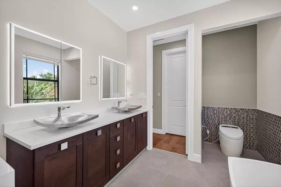 Bath - 1747 NE 12th St #1747, Fort Lauderdale, FL 33304 photo 4 of 7