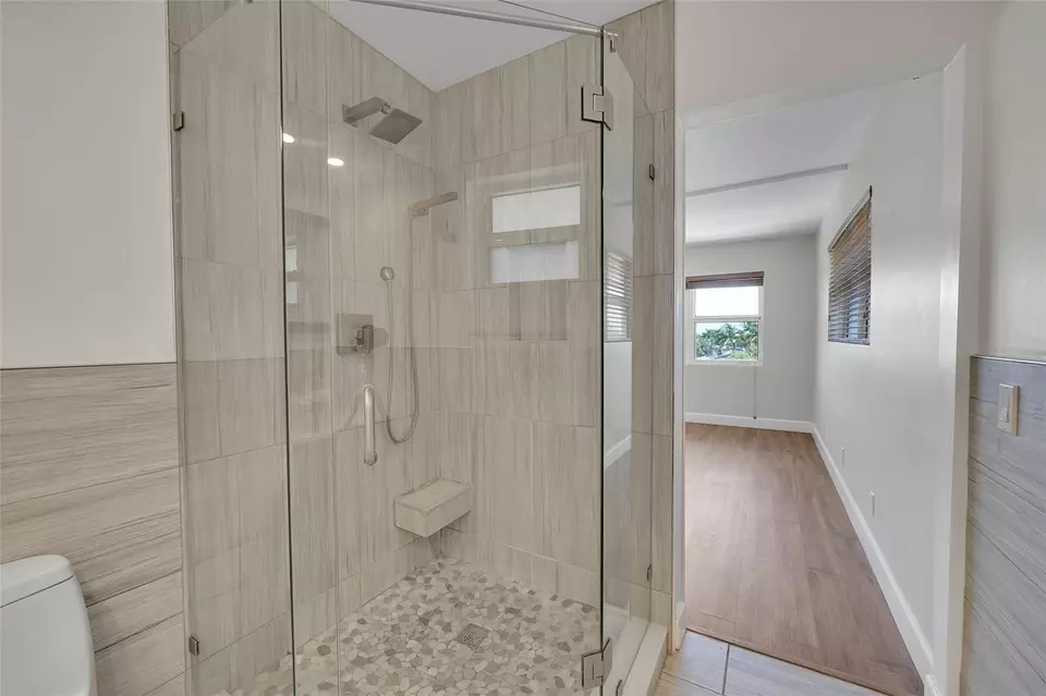 Bath - 3121 NE 51 St #406E, Fort Lauderdale, FL 33308 photo 3 of 4