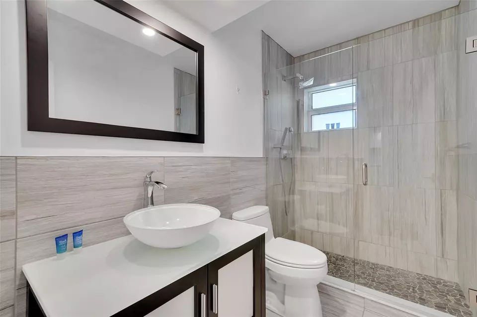 Bath - 3121 NE 51 St #406E, Fort Lauderdale, FL 33308 photo 4 of 4