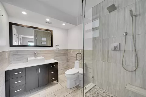 Bath - 3121 NE 51 St #406E, Fort Lauderdale, FL 33308 photo 1 of 4