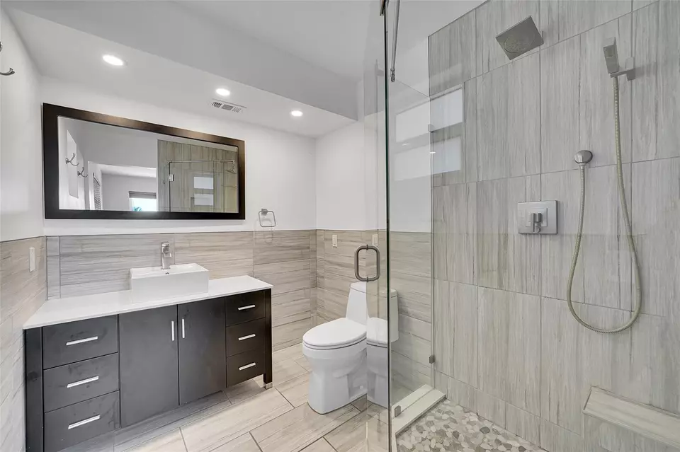 Bath - 3121 NE 51 St #406E, Fort Lauderdale, FL 33308 photo 1 of 4