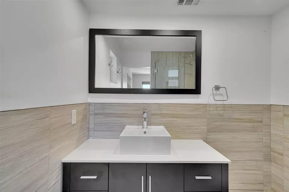 Bath - 3121 NE 51 St #406E, Fort Lauderdale, FL 33308 photo 2 of 4