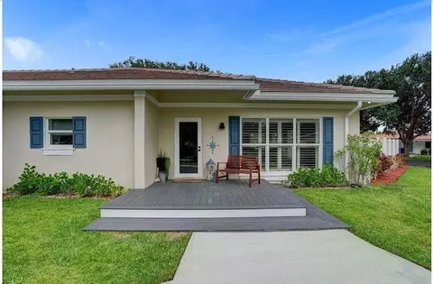 Exterior - 2622 NE 27th Ave, Lighthouse Point, FL 33064 photo 3 of 5
