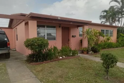 136 Greenbrier Dr, Palm Springs, FL 33461