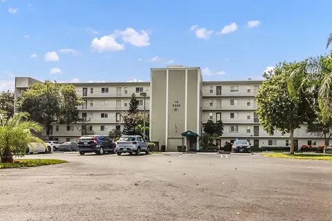 2230 N Cypress Bnd #504, Pompano Beach, FL 33069