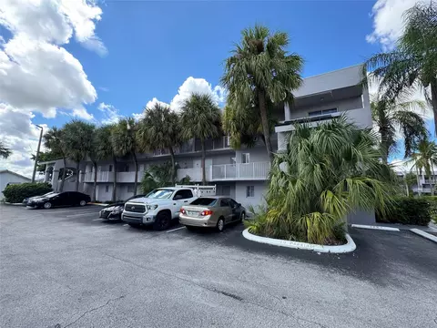 2710 W 76th St #207, Hialeah, FL 33016