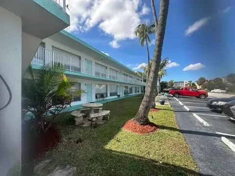 3212 NE 7th Pl #10, Pompano Beach, FL 33062
