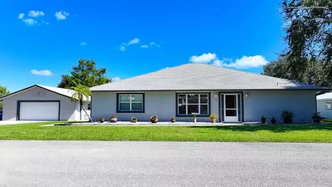 Exterior - 1069 9th St, Okeechobee, FL 34974 photo 2 of 10