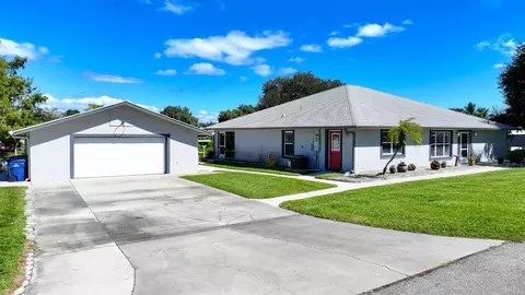 Exterior - 1069 9th St, Okeechobee, FL 34974 photo 9 of 10